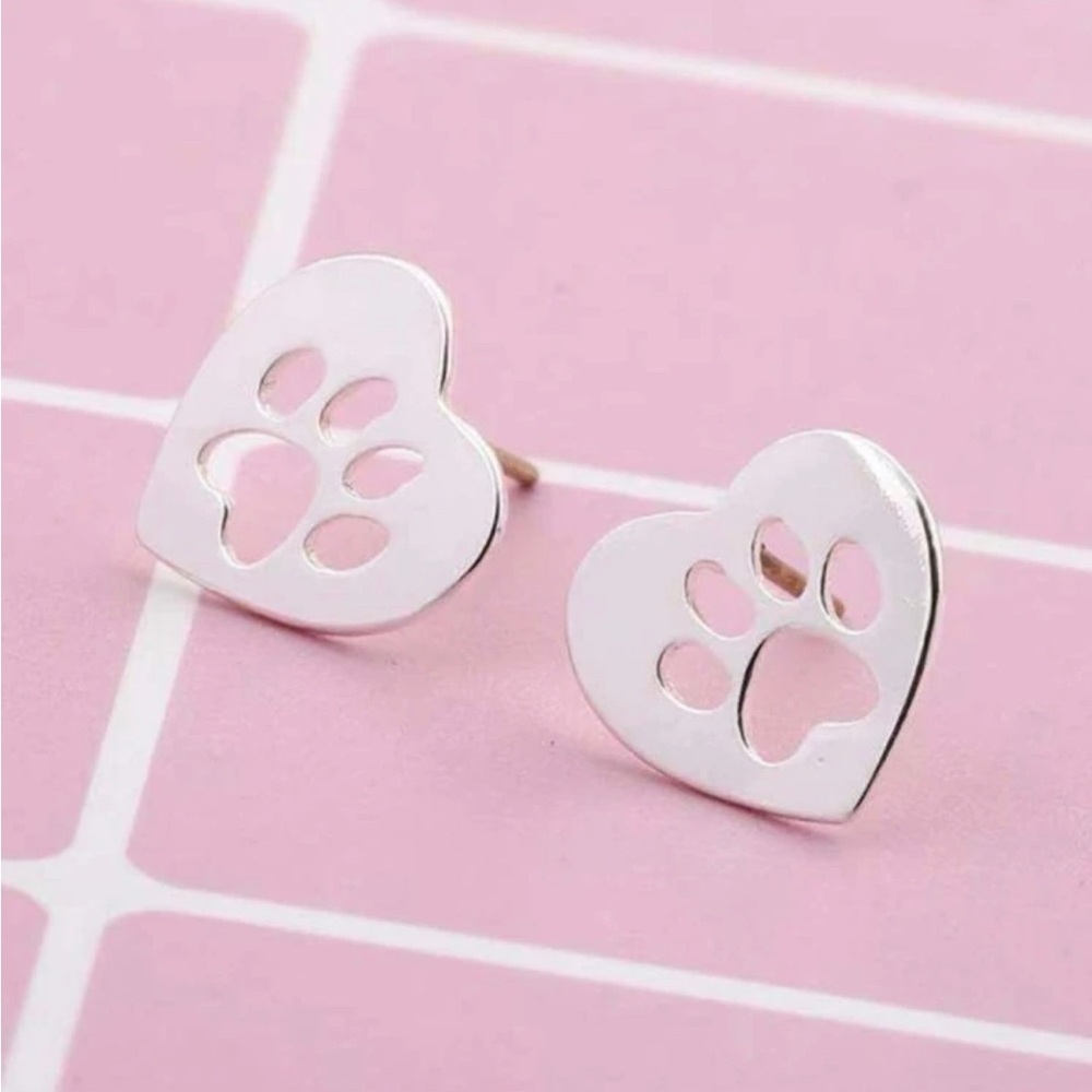 💖5 items for $25 Sale!💖 Heart Shaped Paw Print Silver Stud Earrings - Picture 2 of 2